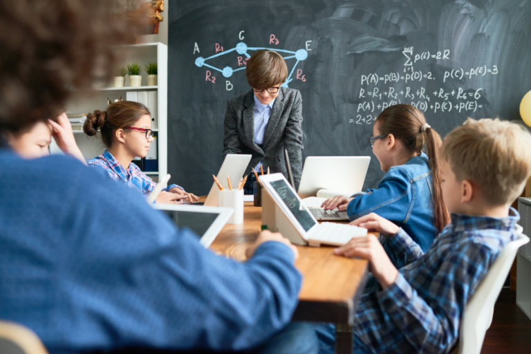 Cara Implementasi Sistem Administrasi Sekolah Berbasis Web untuk Kepala Sekolah dan Staf Administrasi