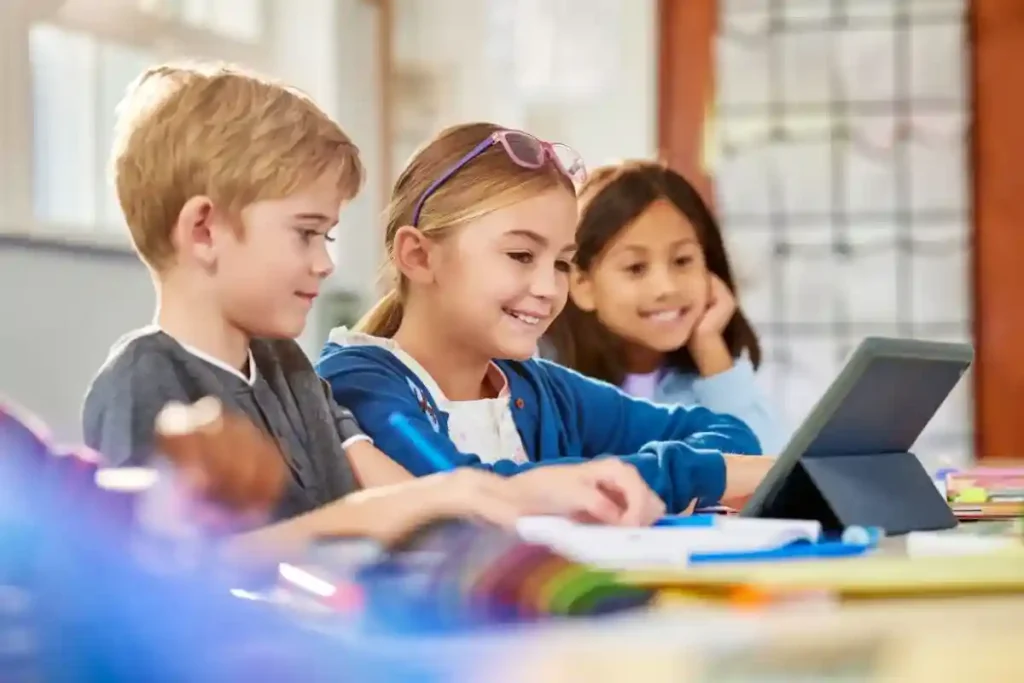 Skoola: Contoh Aplikasi Absensi Sekolah Terintegrasi